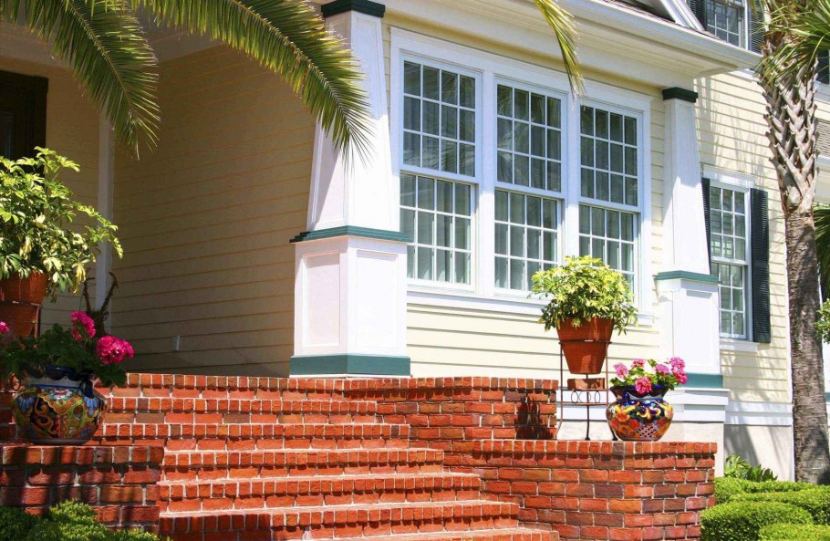 Красивое крыльцо для кирпичного дома