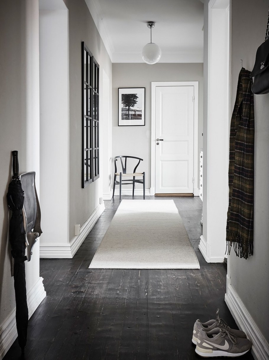 Серая плитка в прихожей