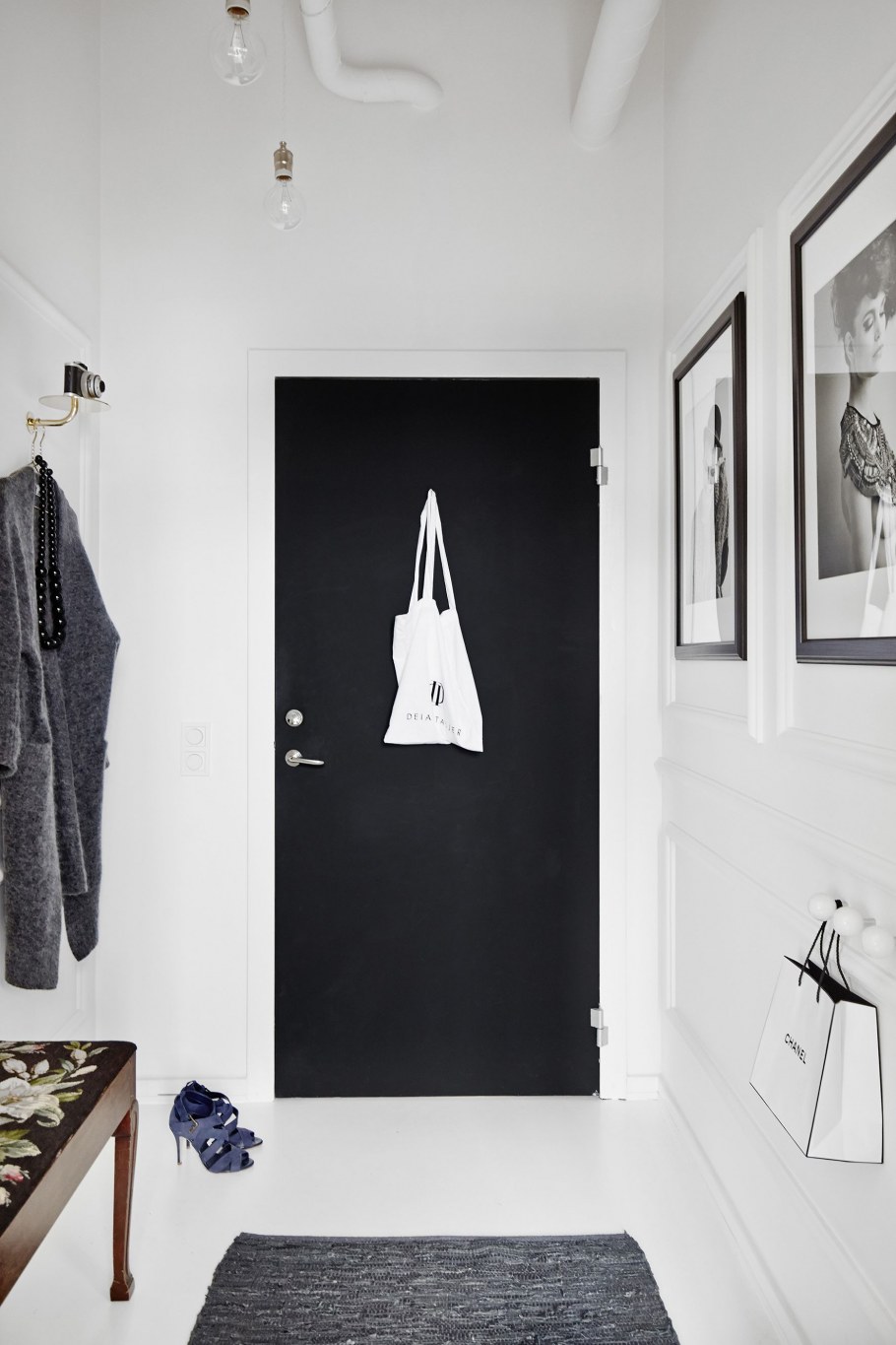 Черно белая прихожая