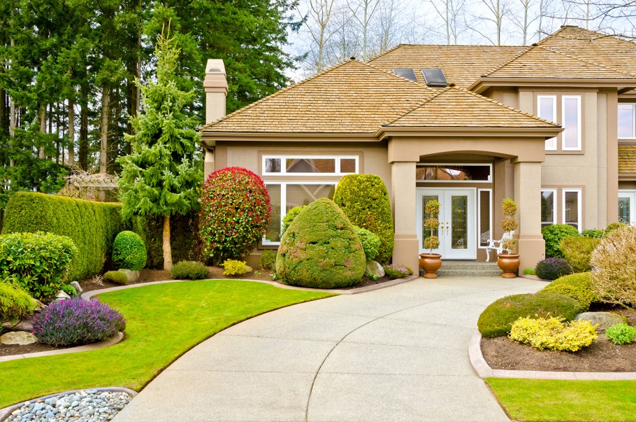 Территория перед домом