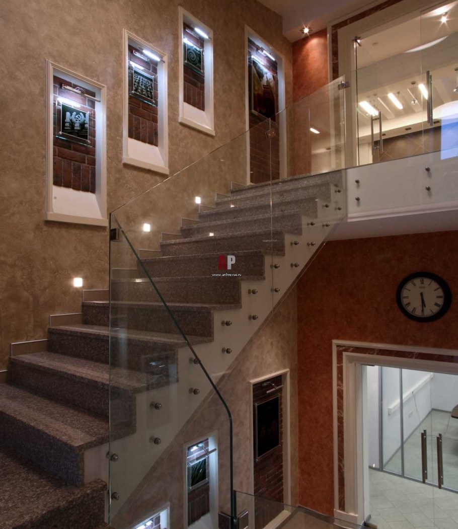 Лестничный марш в частном доме по стене