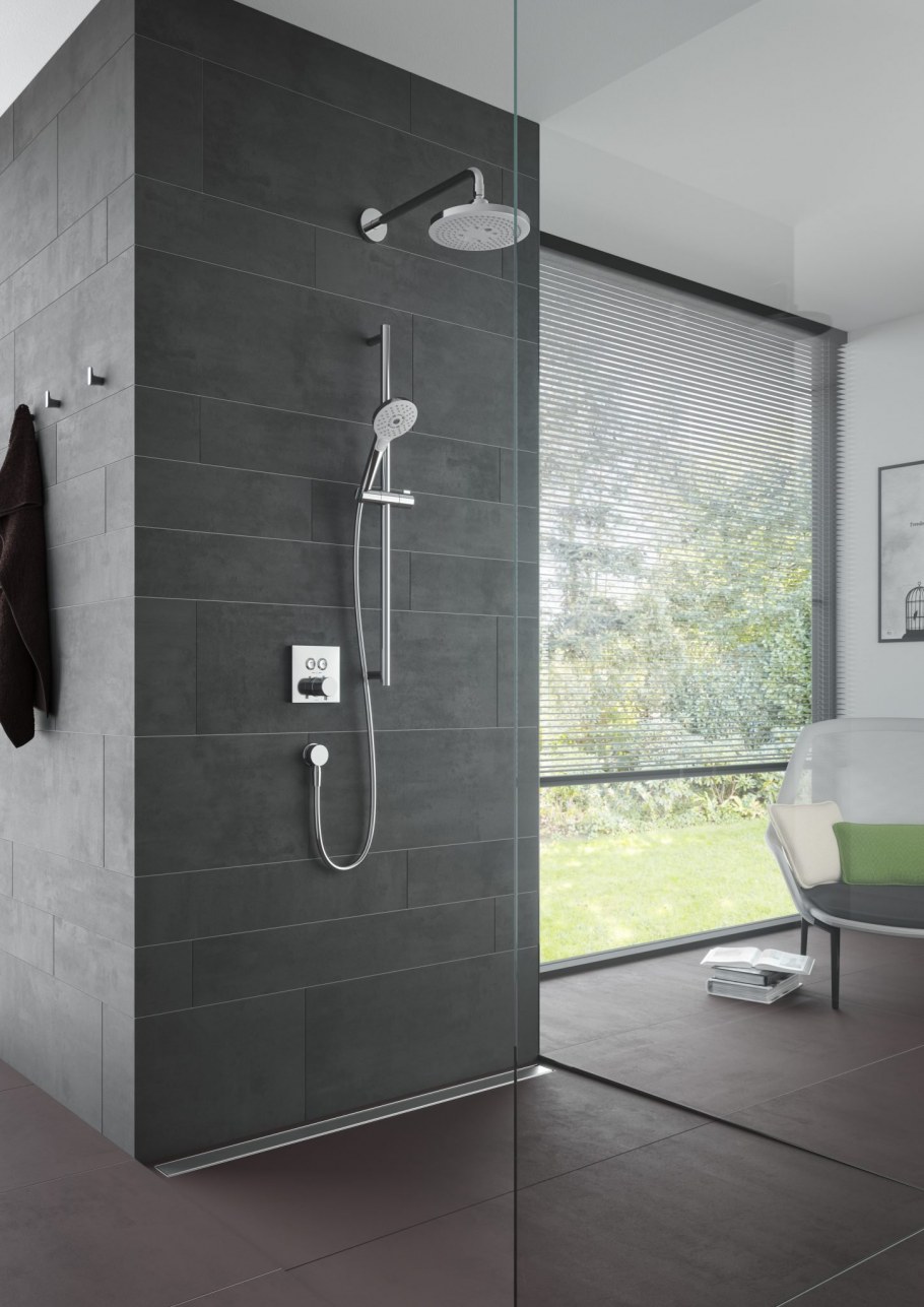 Ванная комната с душевой кабиной из плитки