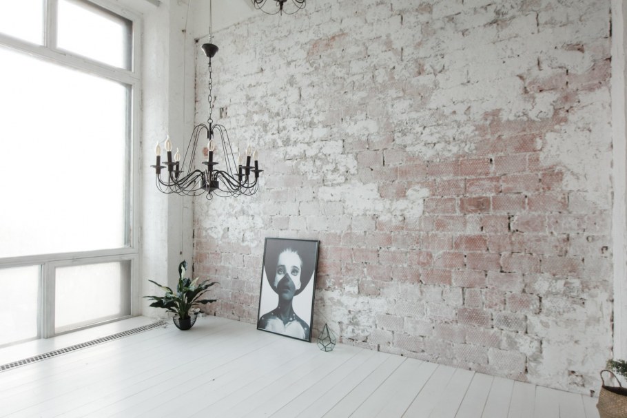 Кирпичная стенка покрашенная в белый цвет