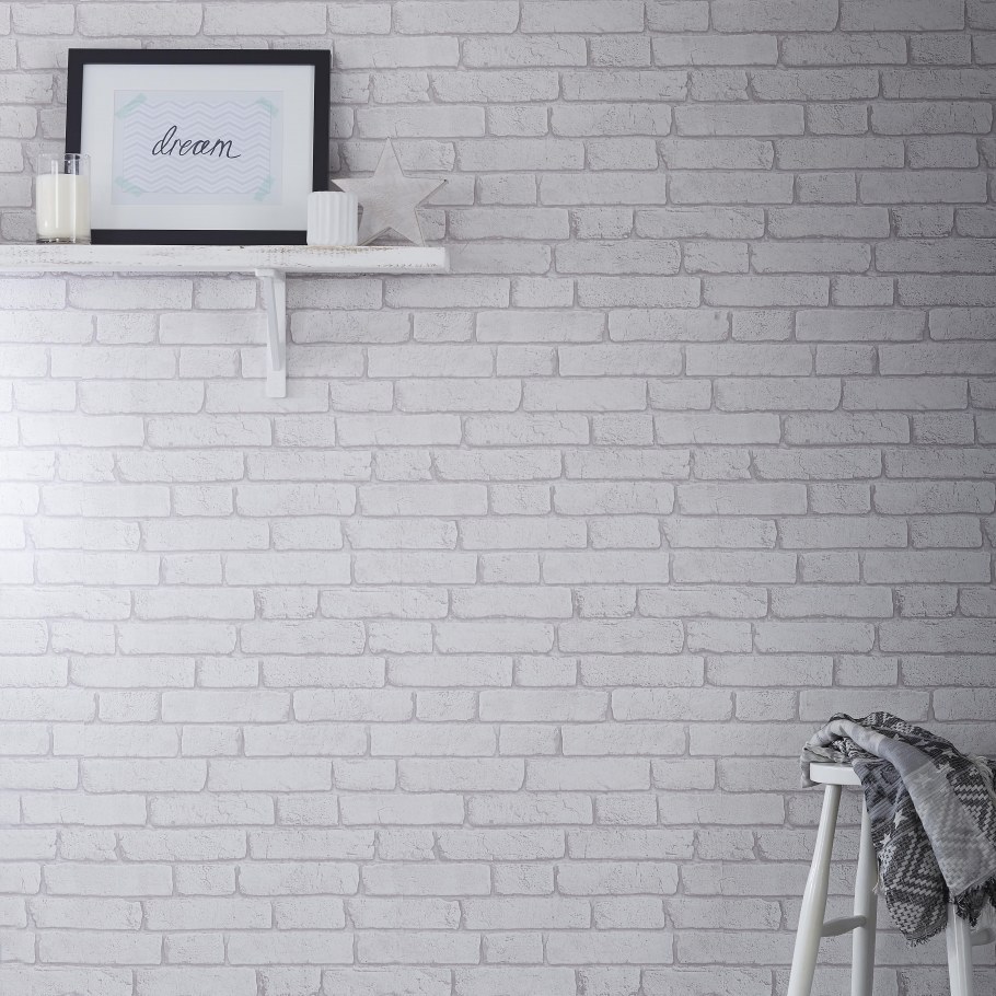 Белая кирпичная стена с подсветкой