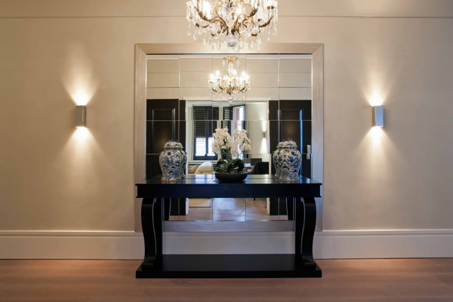 Зеркальная стена с подсветкой