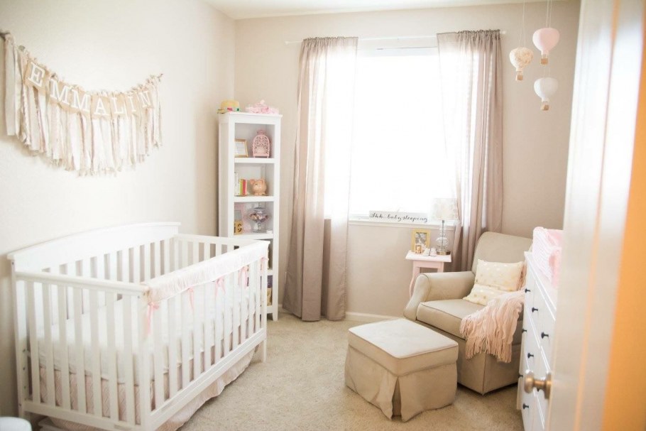 Комната для малыша в бежевых тонах
