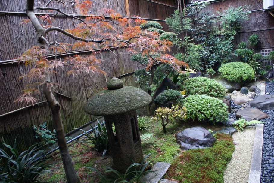 Уголок сада в японском стиле