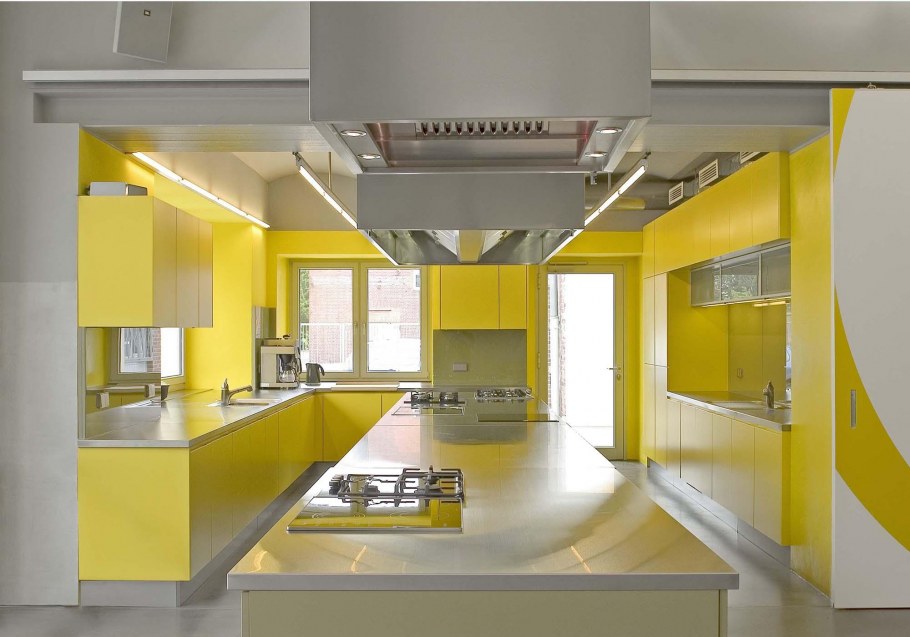 Желтая кухня с белой столешницей