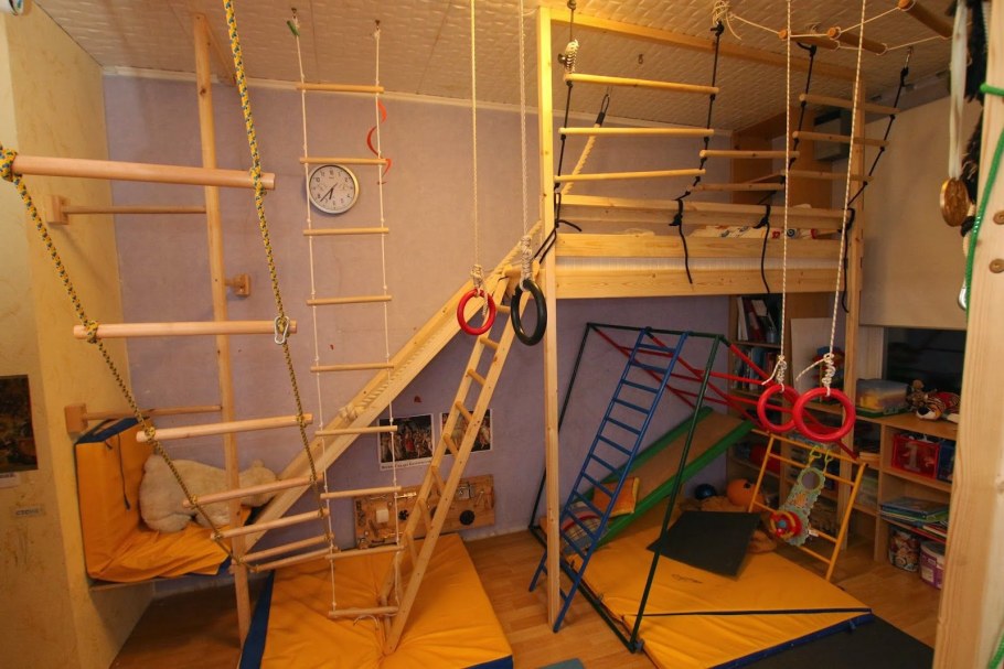 Детская игровая-спортивная комната в доме