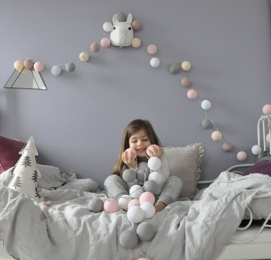 Гирлянда над кроватью в детской
