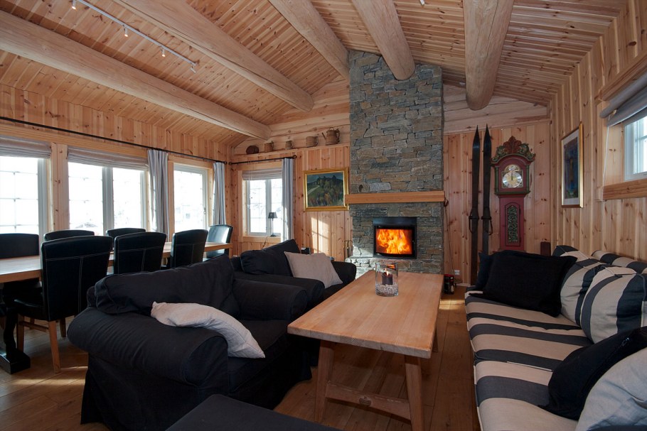 Деревянный дом с панорамными окнами