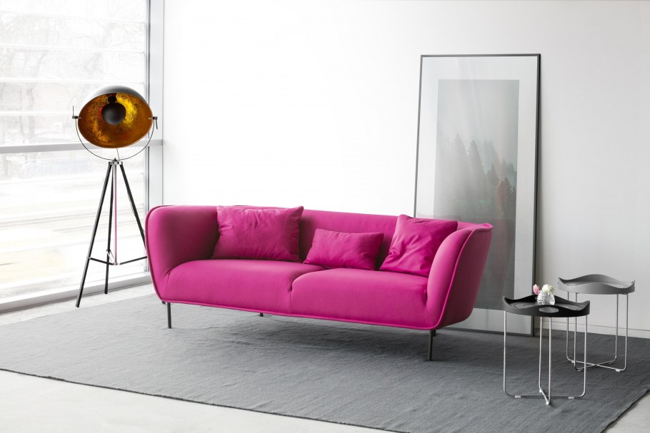 Оранжевый диван в интерьере