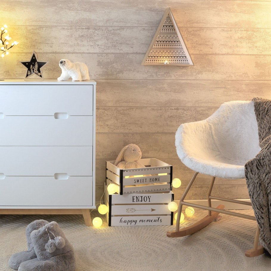 Подоконник с подушками в интерьере