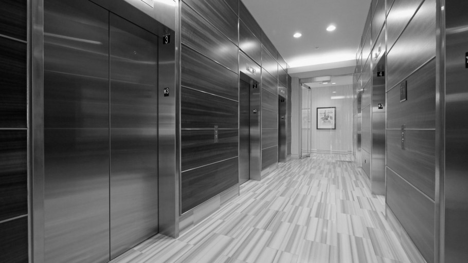Лифт в офисном здании