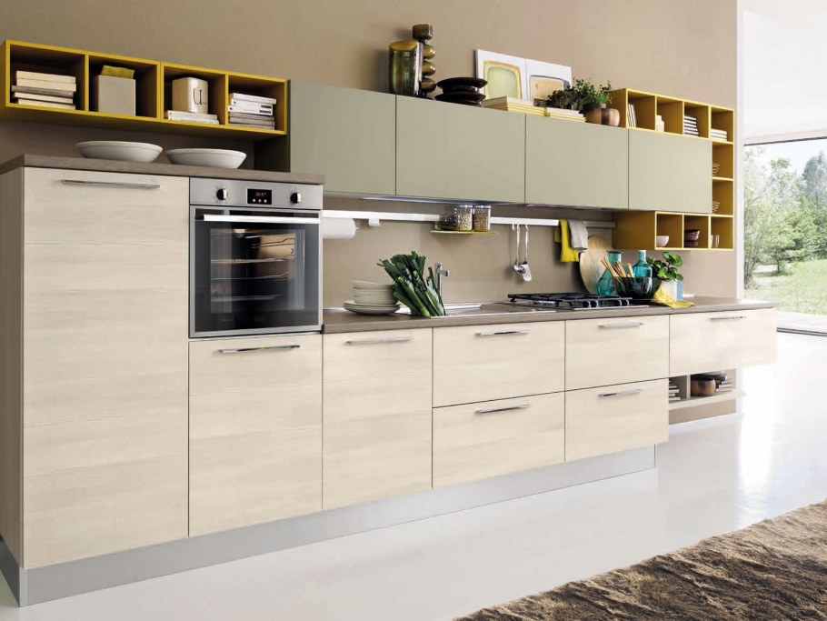 Кухня гостиная с яркими элементами