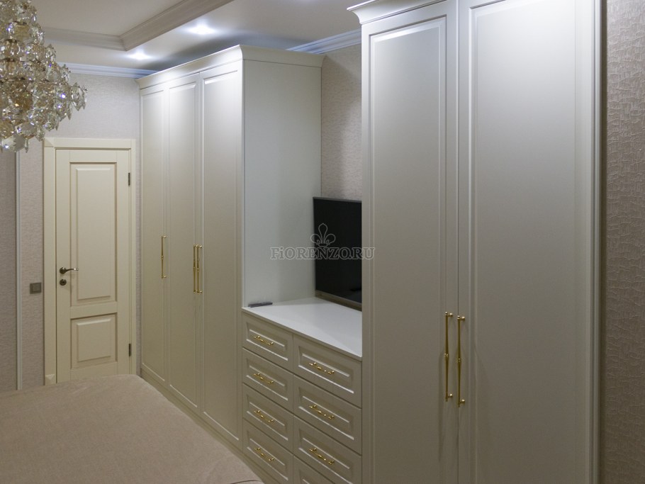 Телевизор на стене