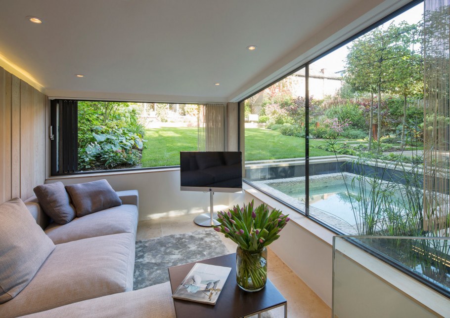 Двухэтажный дом с зимним садом