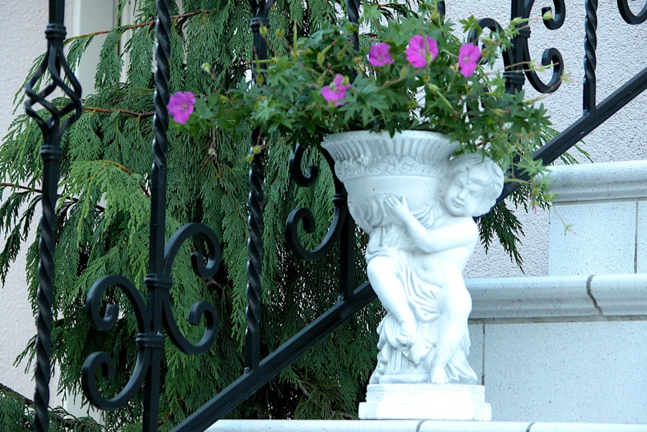 Декоративные вазоны для сада