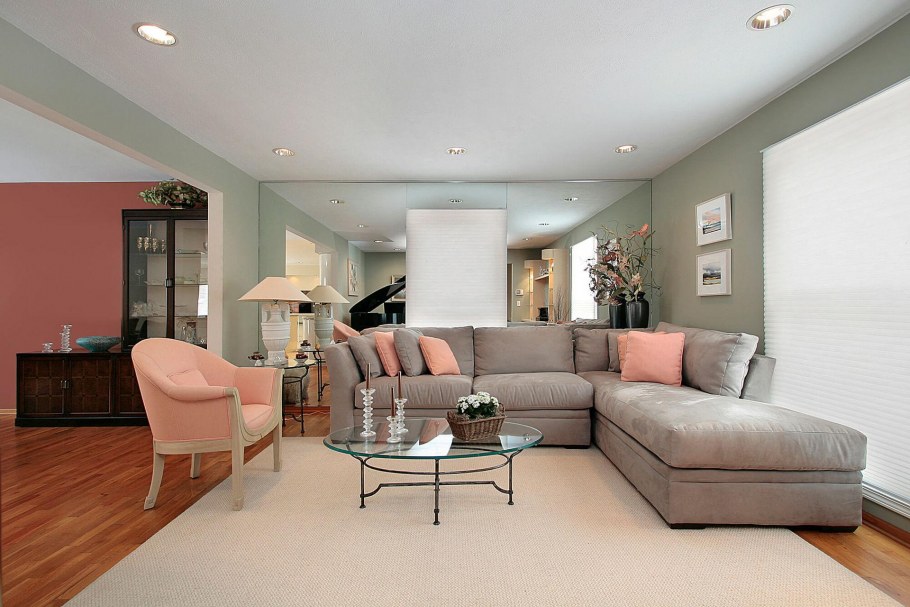 Диван цвета капучино в интерьере гостиной