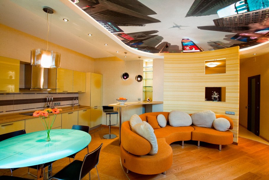 Цветные натяжные потолки в интерьере