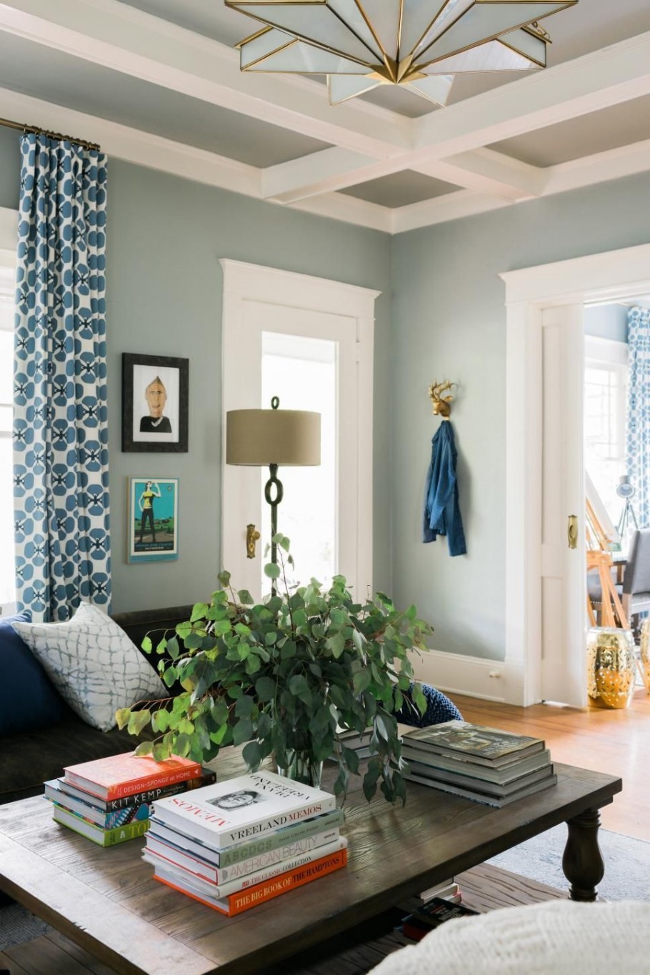 Декор потолка в гостиной