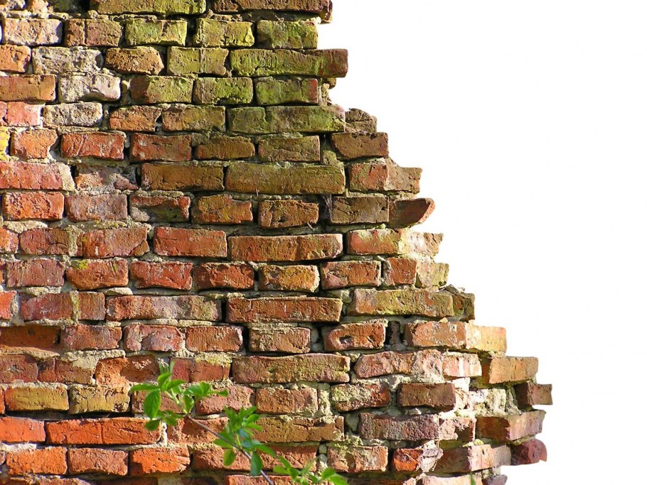 Разрушенная кирпичная стена