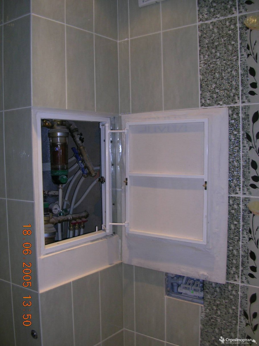 Сантехнический люк в углу