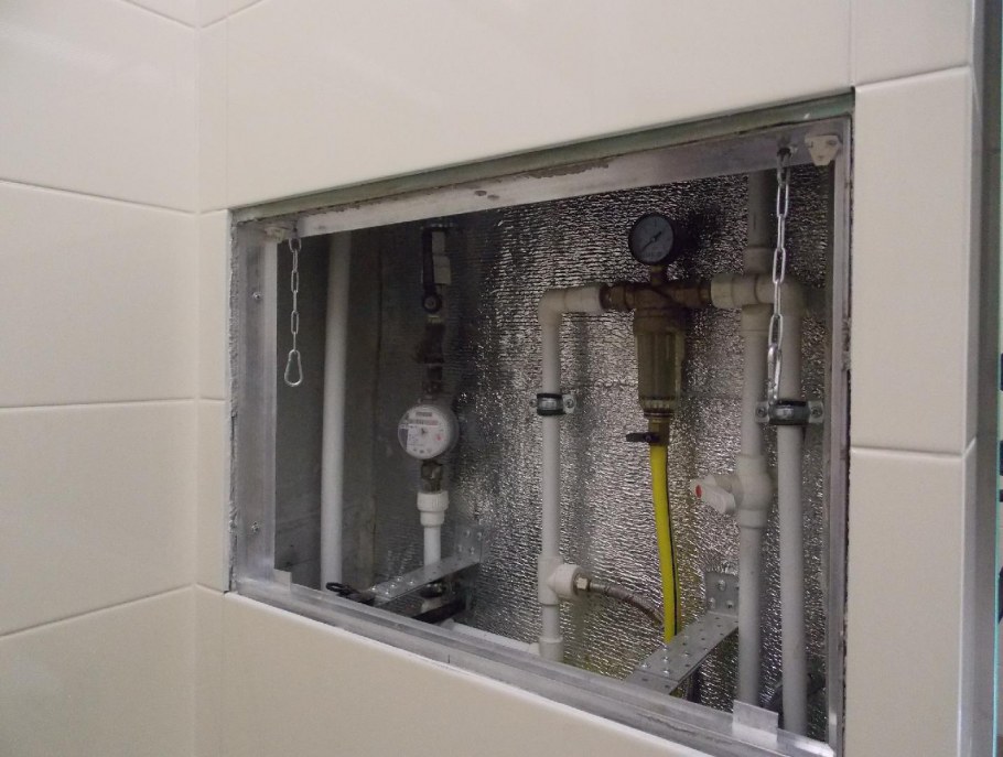 Как закрыть счетчики и фильтр в санузлах