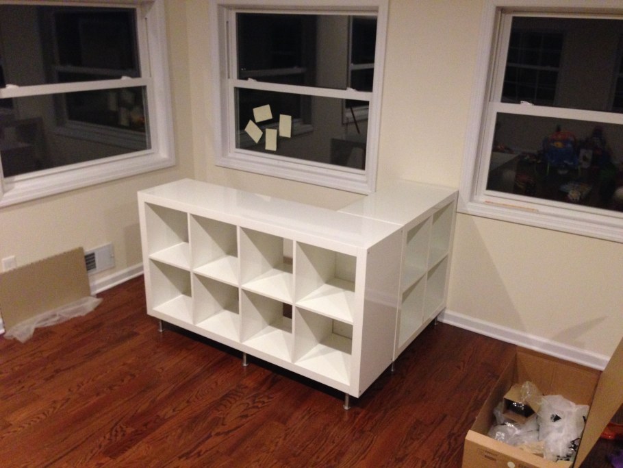 Металлический чемодан в интерьере гостиной