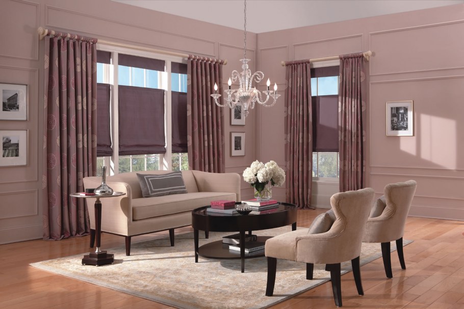 Пудрово розовый диван в интерьере