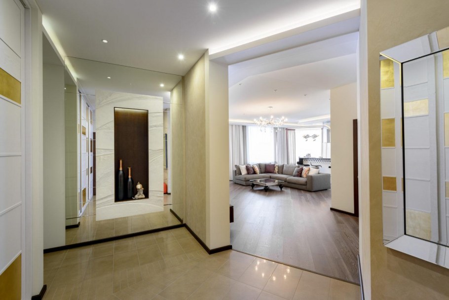 Прихожая совмещенная с гостиной