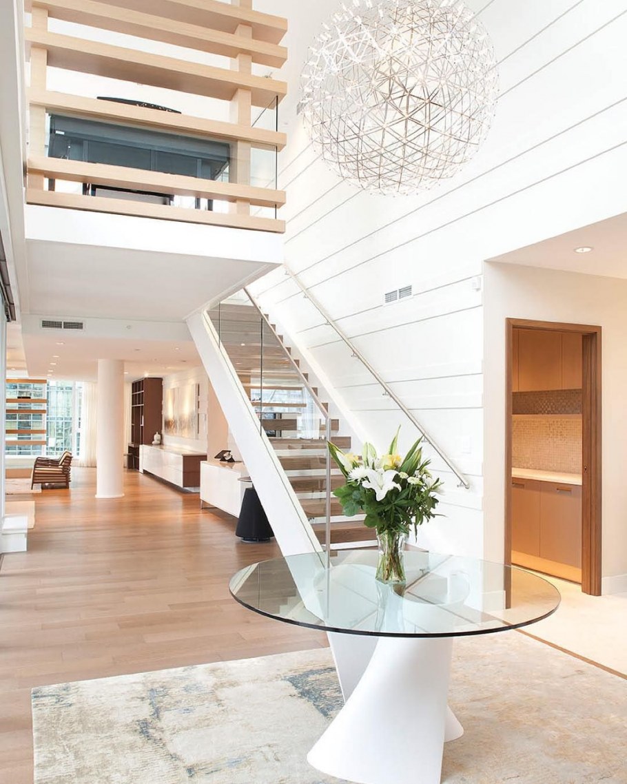 Лестница посреди комнаты