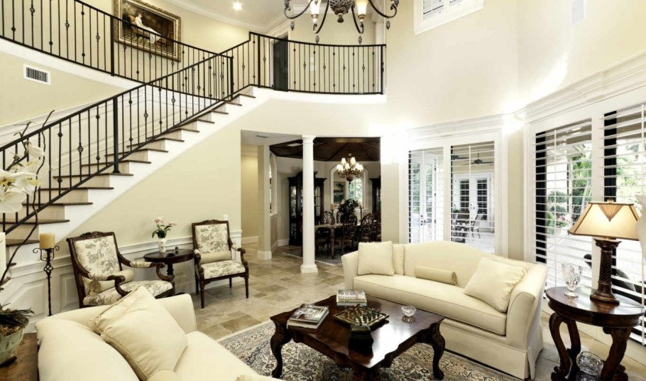 Красивая гостиная с лестницей