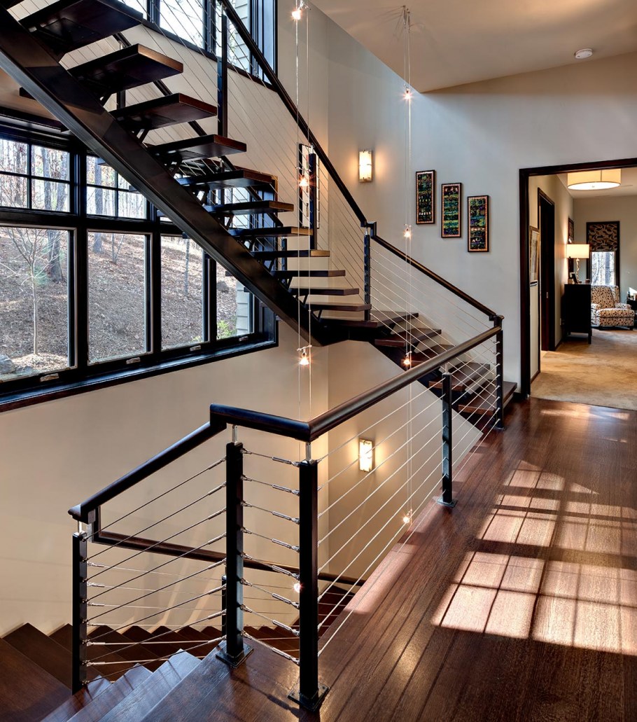 Гостиная со вторым светом и лестницей