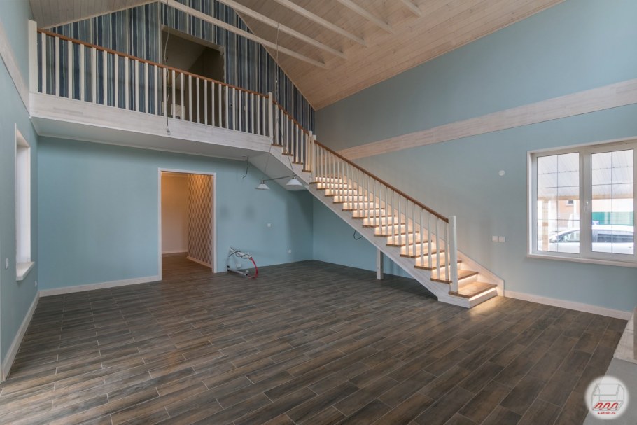 Лестница на второй этаж со вторым светом