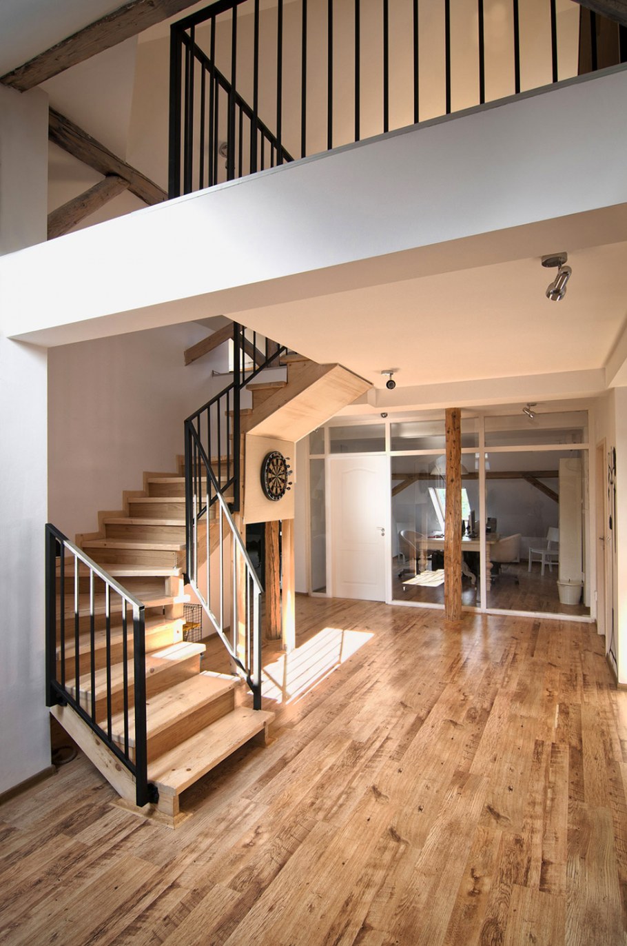 Лестница со вторым светом