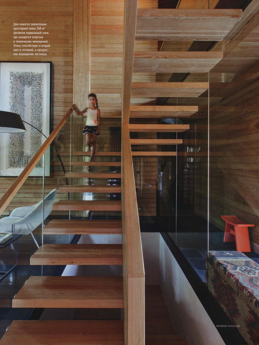 Стеклянная лестница в доме из бруса
