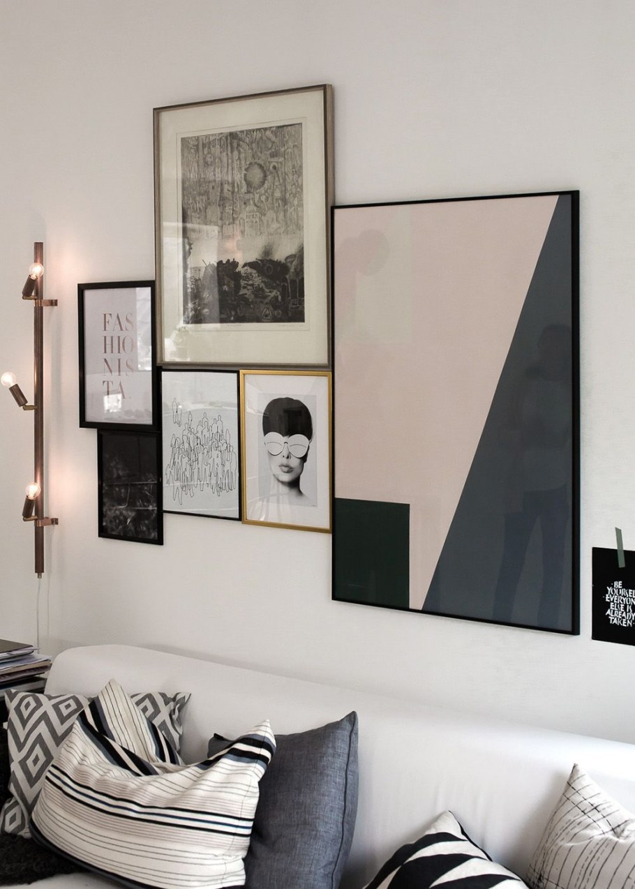 Плакат белый в комнате