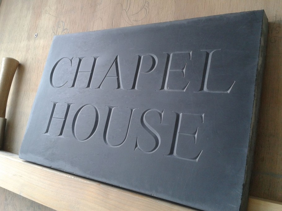 Каменная вывеска