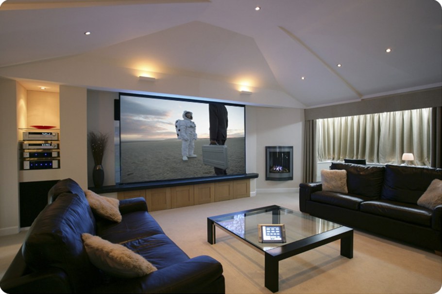 Большая гостиная с телевизором