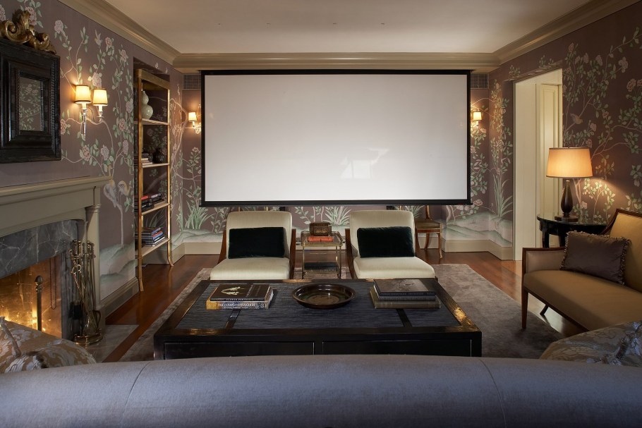 Комната с большим телевизором