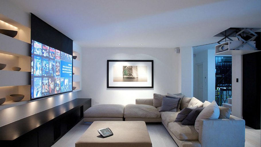 Комната с большим телевизором