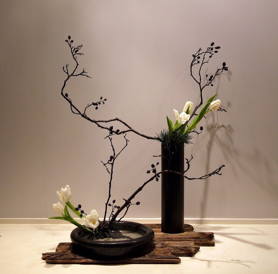 Ресторан в японском украшение Икебаны