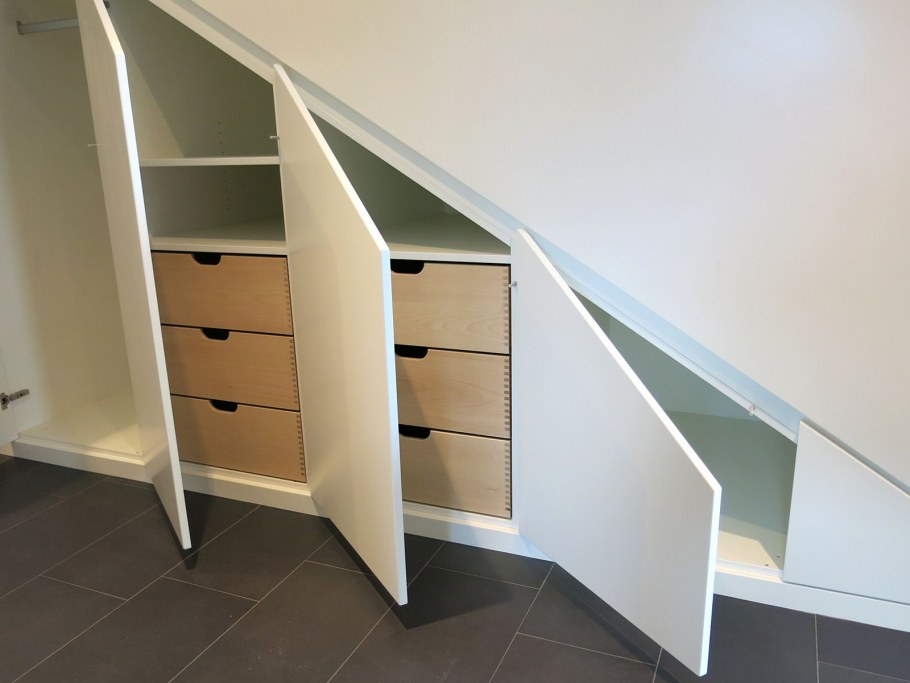Шкафы под мансардной лестницей