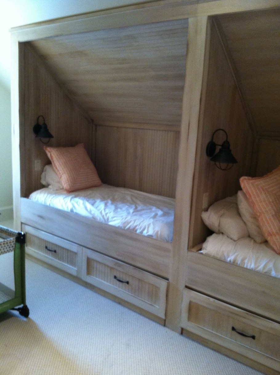 Кровать в нише мансарды