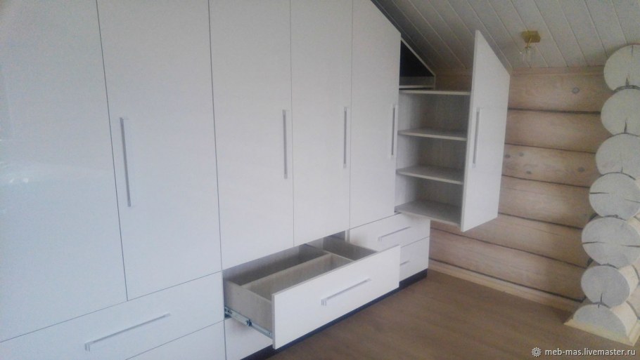 Встроенные шкафы на мансарде под скатами крыши своими руками