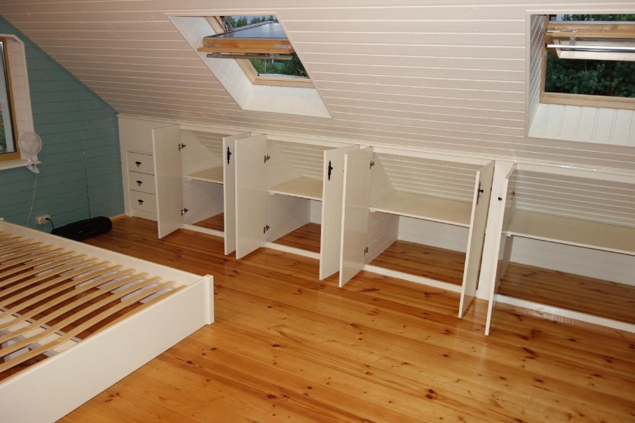 Деревянная мебель на мансарду