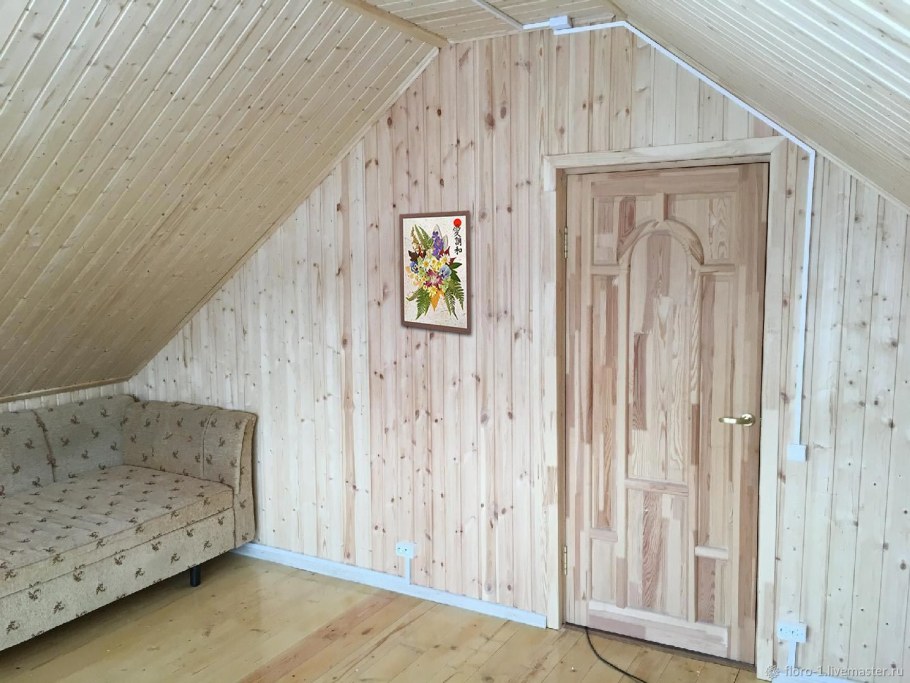 Кровать возле ската крыши