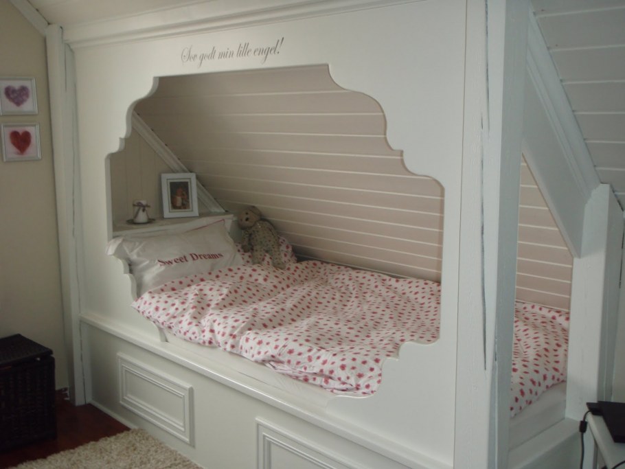 Кровать в нише мансарды