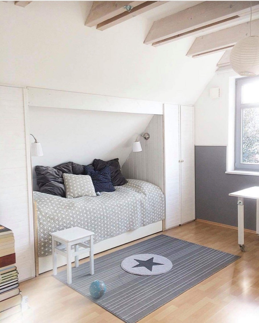 Кровать под скатом крыши